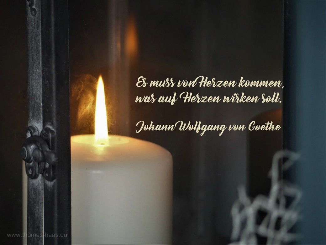 Eine Kerze mit einem Goethe-Zitat für den Dezember 2023