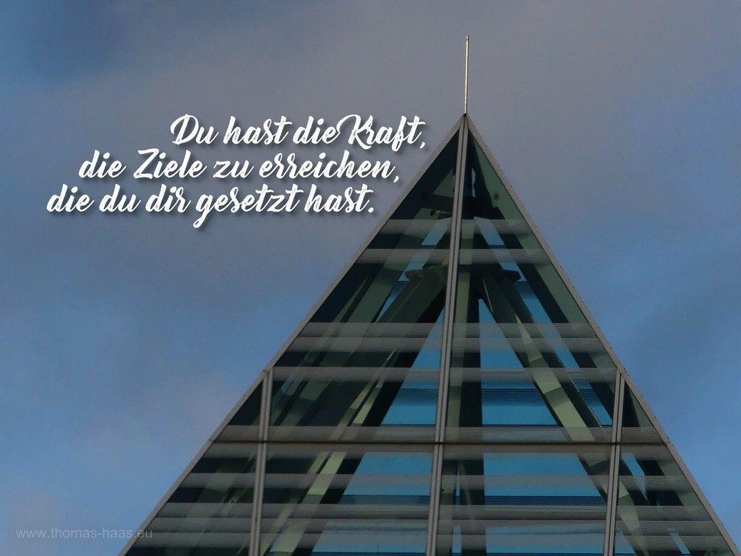 Motivation für den Januar 2024 - und darüber hinaus: Die Spitze der Glaspyramide in Ulm. Text: Du hat die Kraft, die Ziele zu erreichen, die du dir gesetzt hast.