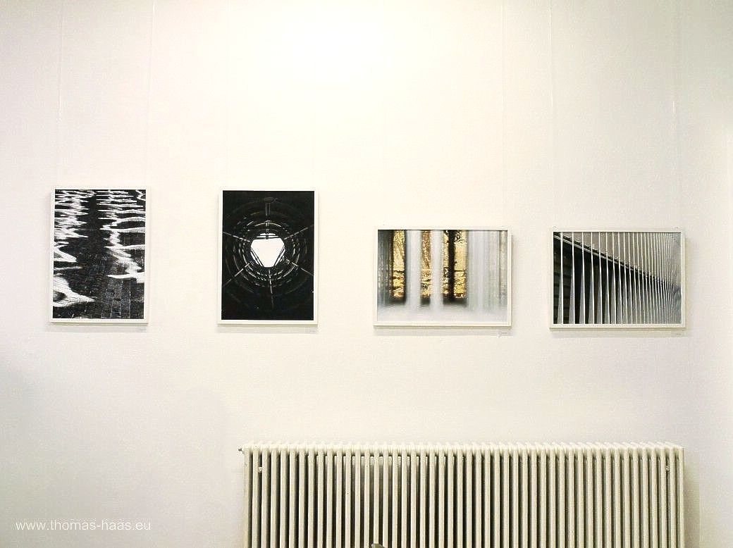 Oberes Foyer der vh Ulm mit Ausstellungsbildern der vh Fotoforums, 2023 Die Ausstellung des vh Fotoforums in der vh Ulm, Dezember und Januar 2023 - „Zwei Stunden - eine Stadt - Ulm“