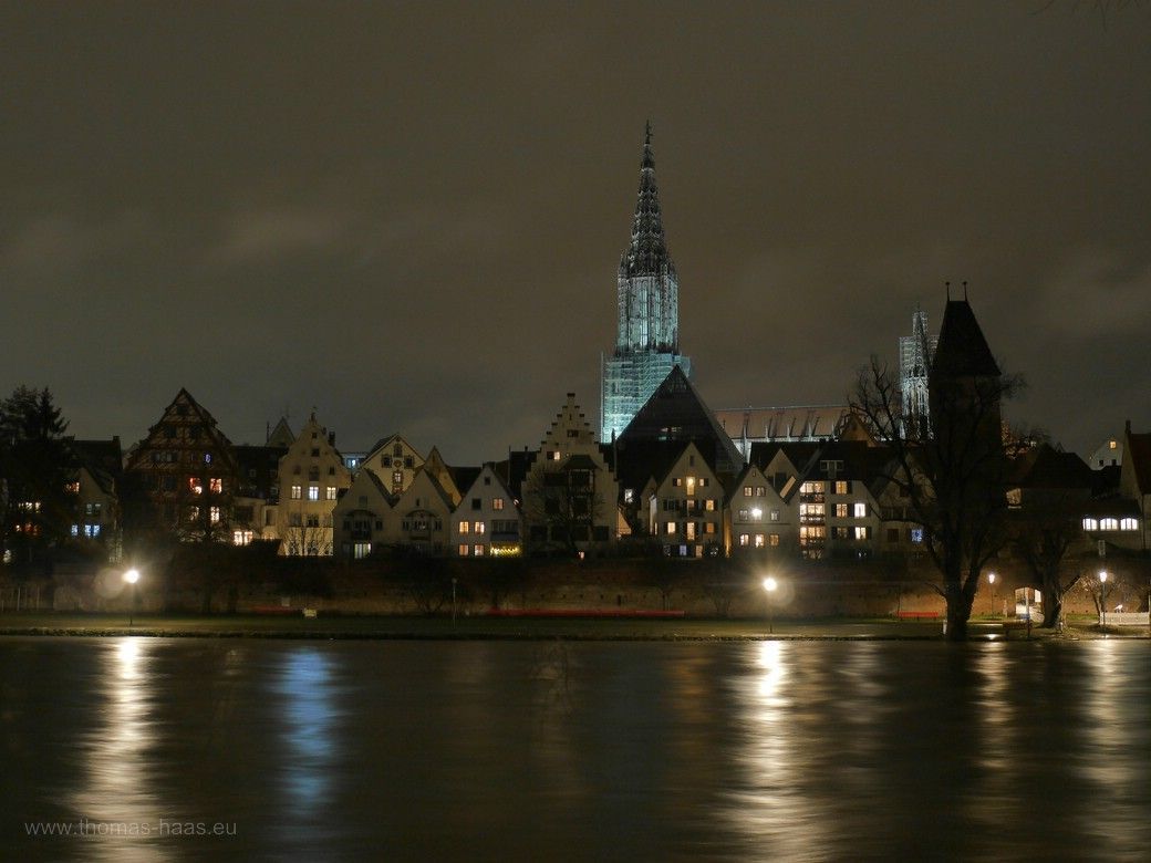 Die hochwasserführende Donau in Ulm im Dezember 2023