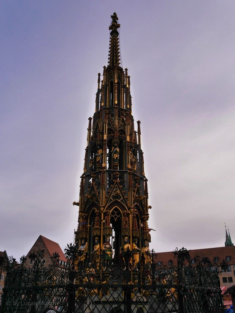 Der Schöne Brunnen am Rathaus in Nürnberg, © by Lucas M., 2023 Nürnberg, Blick auf den „Schönen Brunnen“ am Rathaus, © by Lucas M., 2023