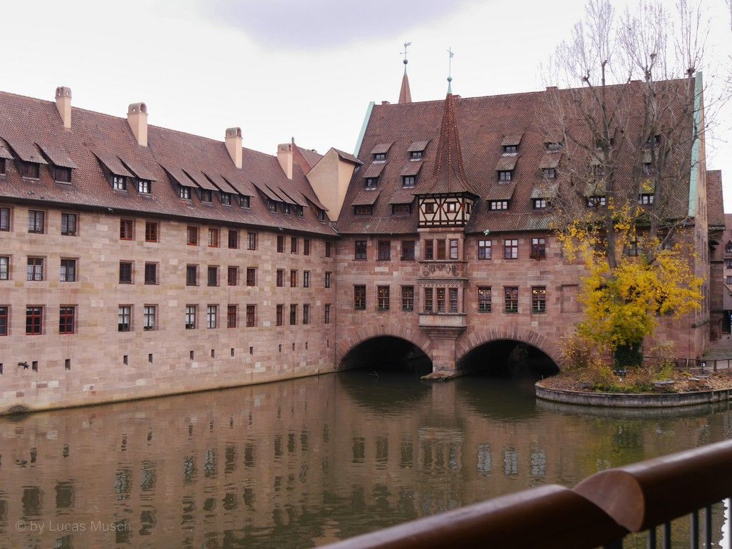 Nürnberg, Pegnitz und Heilig-Geist-Spital, Herbst 2023 © by Lucas M. Das Heilig-Geist-Spital zu Nürnberg mit der Pegnitz im Herbst 2023, © by Lucas M.