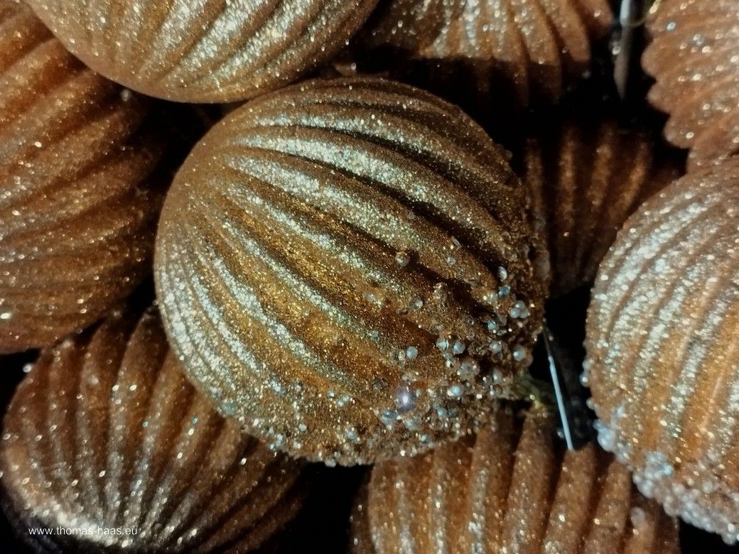 ...nein, kein Naschwerk, Christbaumkugeln! ...nein, kein Naschwerk, Christbaumkugeln!