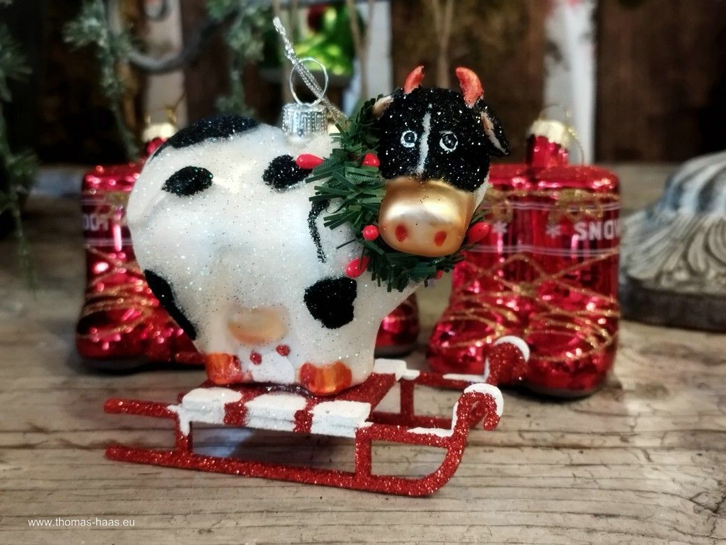 Baumschmuck Kuh auf Schlitten. Baumschmuck Kuh auf Schlitten.
