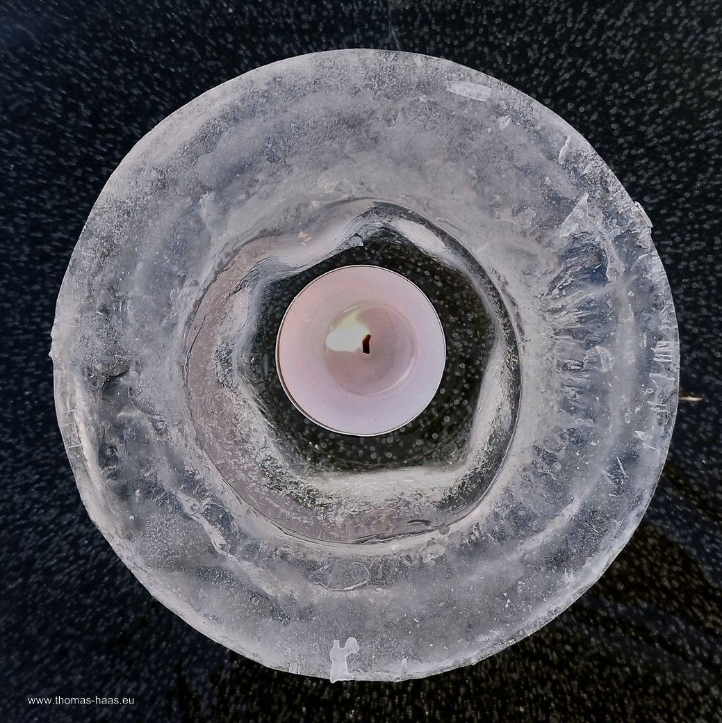 Christbaumkugel auf dem Weihnachtsmarkt Ulm, Symbolbild Das Eiswindlicht auf einer Eisplatte im Garten, November 2025