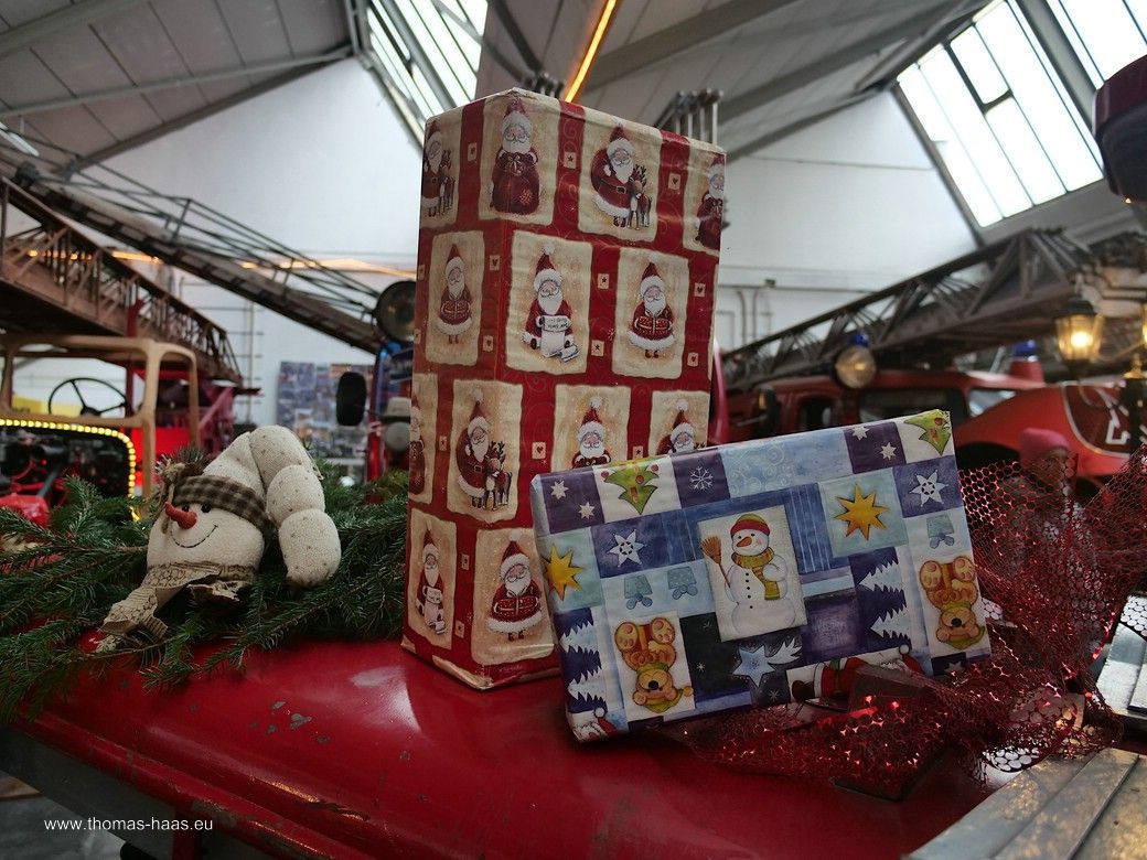 „Advent im Museum“ - am 1. Advent im Magirus Iveco-Museum in Neu-Ulm... „Advent im Museum“ - am 1. Advent im Magirus Iveco-Museum in Neu-Ulm... Weihnachtlich geschmücktes Ausstellungsstück vor Magirus Drehleitern. 30.11.2025