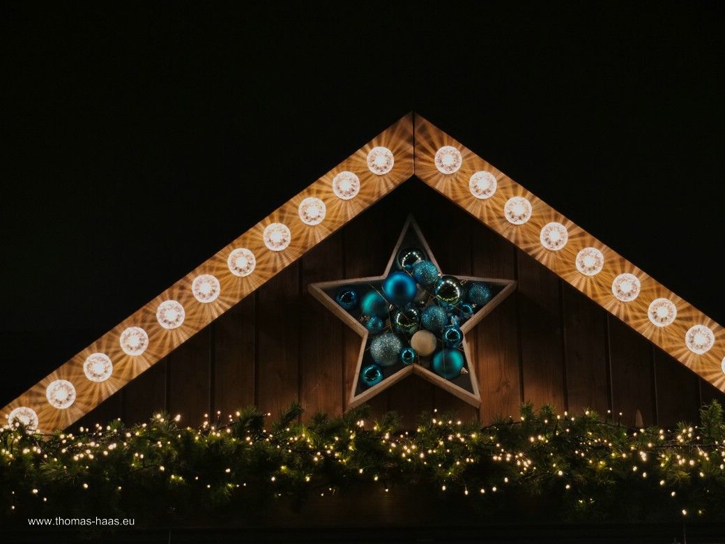 Weihnachtsmarkt Ulm, Dezember 2025 - Giebel am Verkaufsstand Weihnachtsmarkt Ulm, Dezember 2025 - Giebel am Verkaufsstand