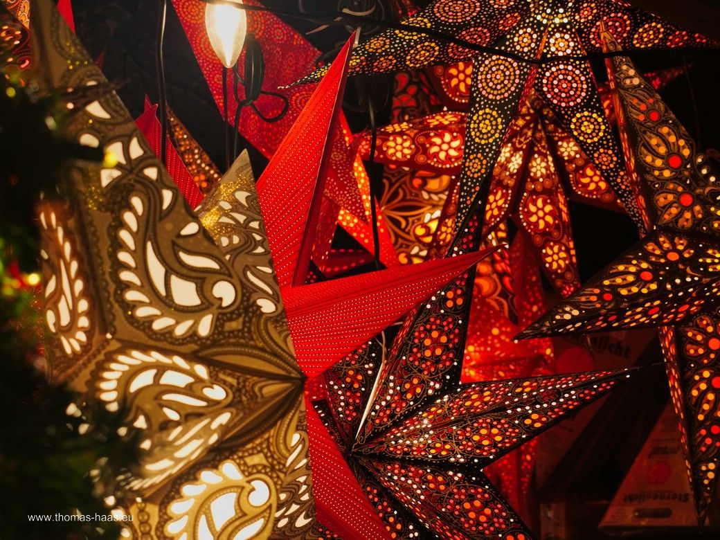 Leuchtende Papiersterne auf dem Weihnachtsmarkt!