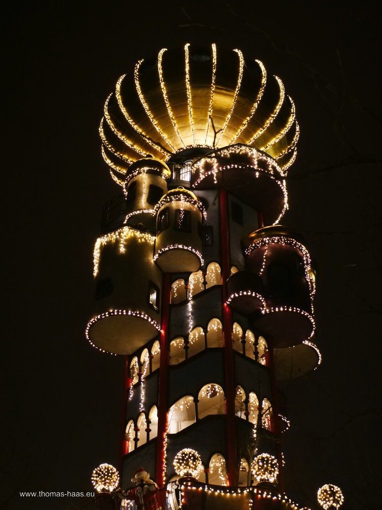 Der Kuchlbauer-Turm in der Festbeleuchtung, Dezember 2025 Der Kuchlbauer-Turm in der Festbeleuchtung, Dezember 2025