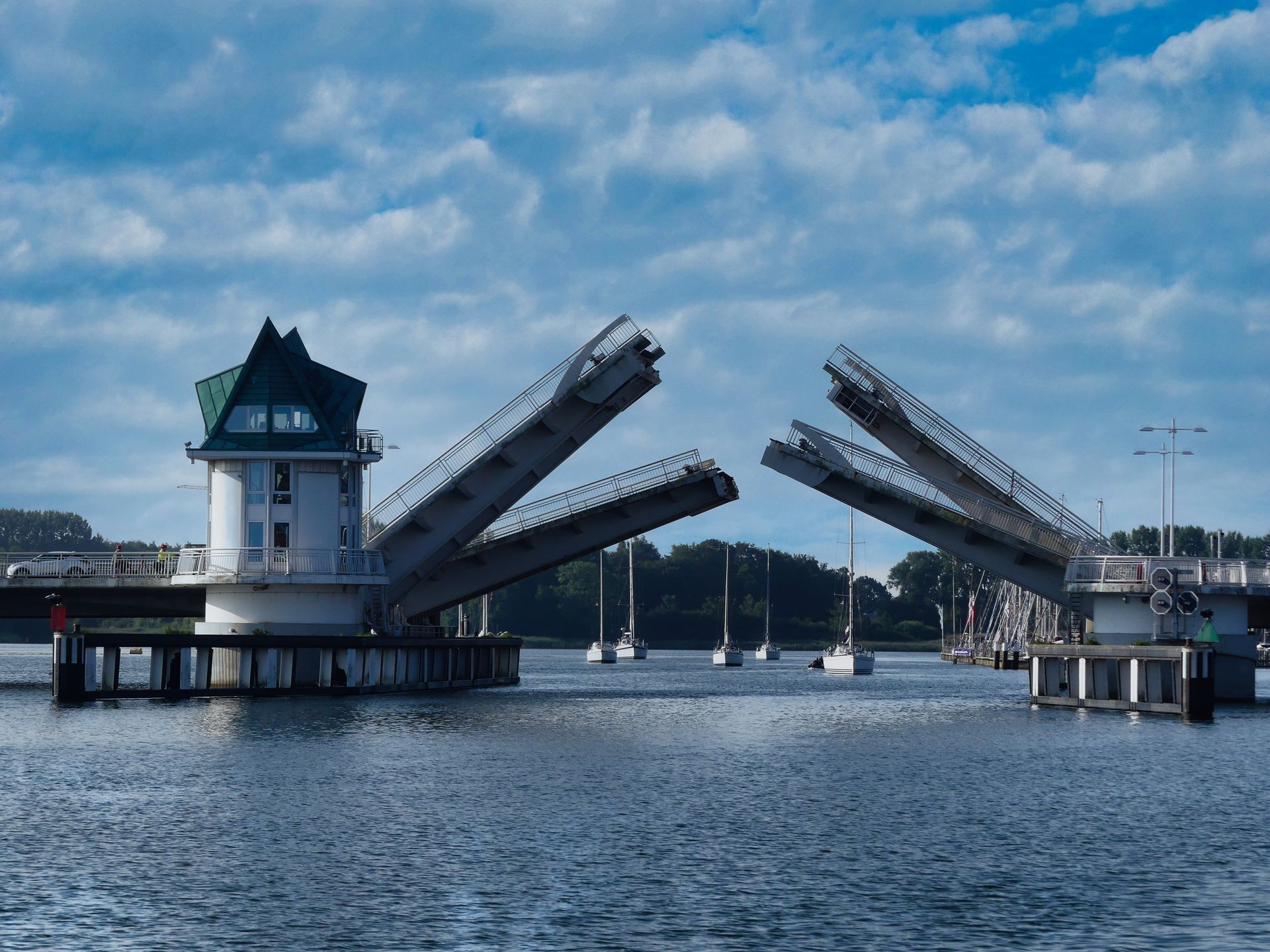 Die klassische Ansicht der Klappbrücke in Kappeln in der Bewegung, Aufnahme vom Nordhafen, August 2025 Die klassische Ansicht der Klappbrücke in Kappeln in der Bewegung, Aufnahme vom Nordhafen, August 2025