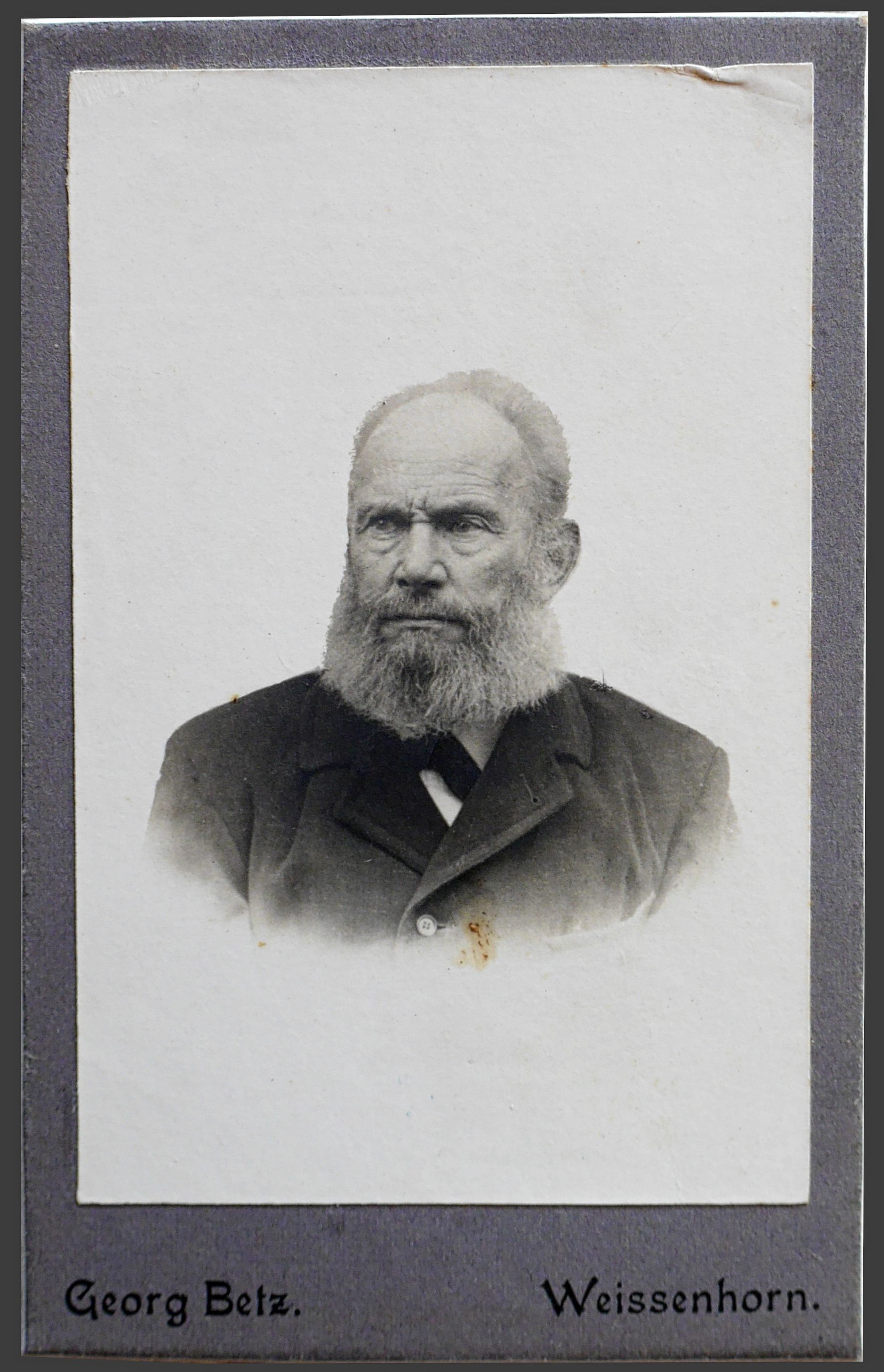 Ein Portrait, gefertigt von Georg Betz, Weißenhorn, ca. 1900 - Alter Herr mit Vollbart. Ein Portrait, gefertigt von Georg Betz, Weißenhorn, ca. 1900 - Alter Herr mit Vollbart.