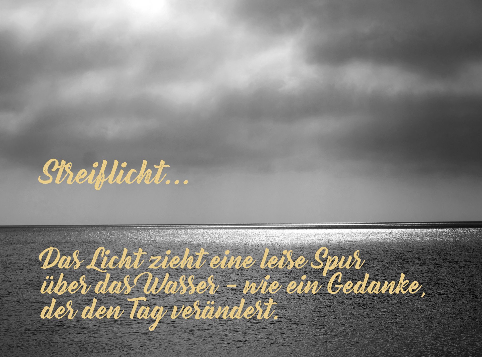 Himmel, Horizont die Ostsee, Lichteinfall durch dunkle Wolken. Text: Randlicht Himmel, Horizont die Ostsee, Lichteinfall durch dunkle Wolken. Text: Randlicht
