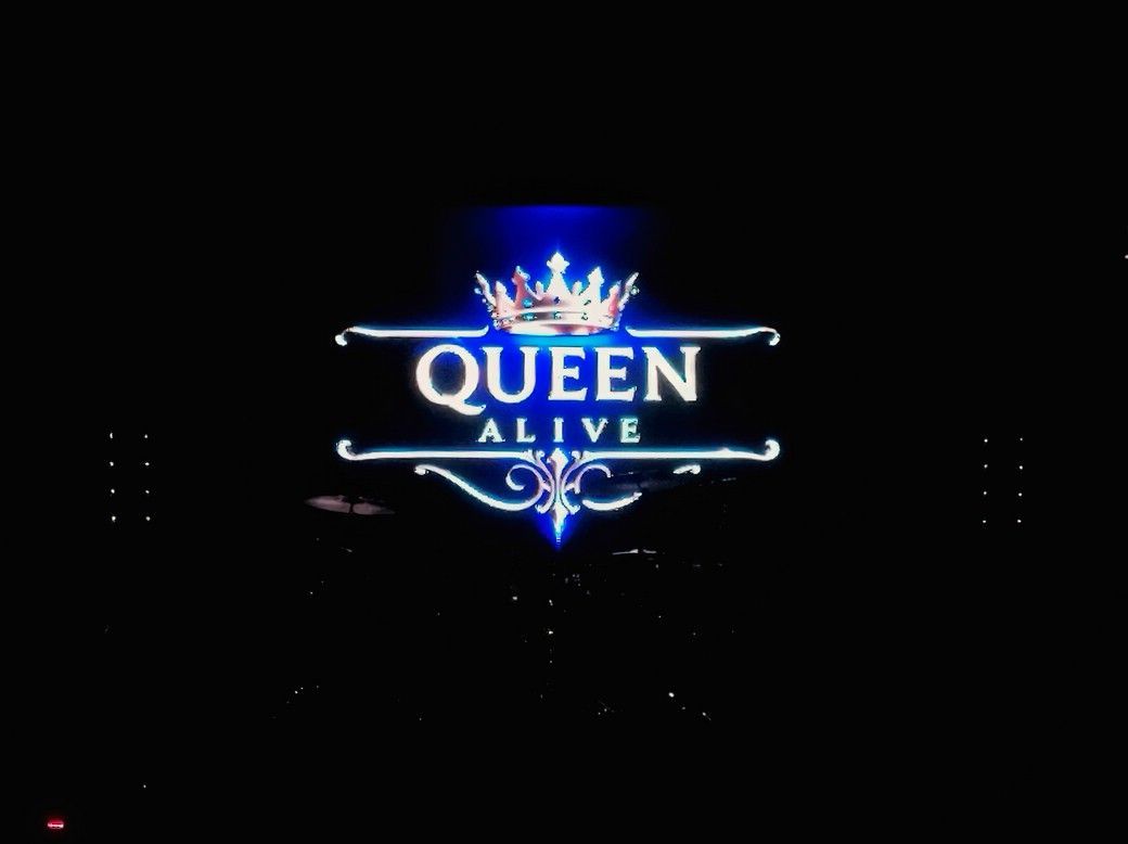 Queen Alive - Logo auf der Bühne... Queen Alive - Logo auf der Bühne...