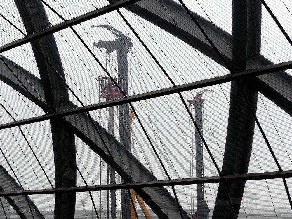 Schweres Gerät bei der Gründung der neuen Bauten.