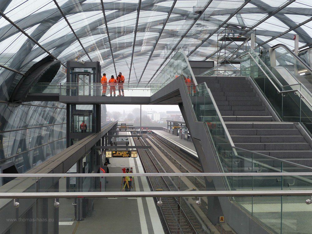 Es wird noch gebaut, der Anschluss zur Bahn fehlt noch...