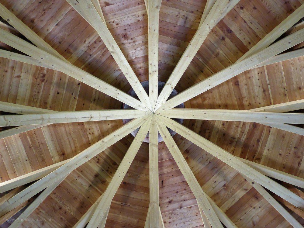 Hölzerne Deckenkonstruktion, Gradierpavillon, Bad Mergentheim, 2020 Deckenkonstruktion im Gradierpavillon, Bad Mergentheim, 2020