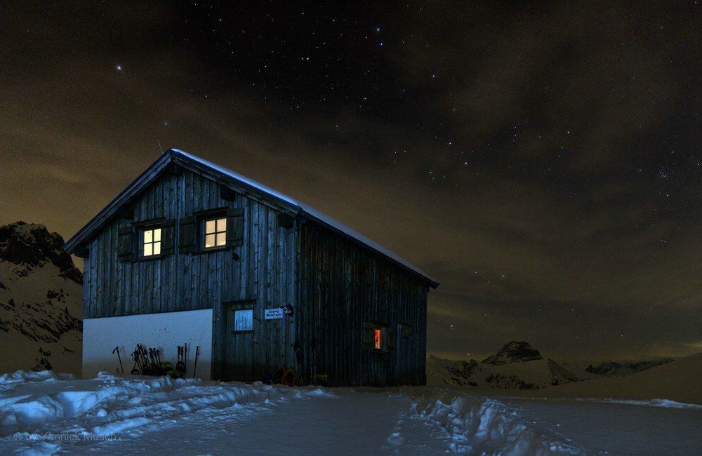 Biberacher Hütte, Vorarlberg, Österreich, November 2019 Der Winterraum der Biberacher Hütte unterm Sternenhimmel.