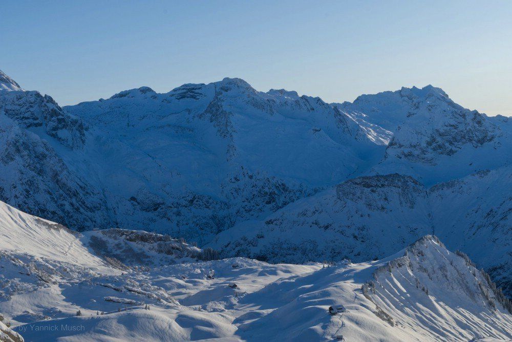 Die Hochebene mit der Biberacher Hütte, vorarlberg, Österreich Die Hochebene mit der Bibercher Hütte, Vorarlberg, Österreich