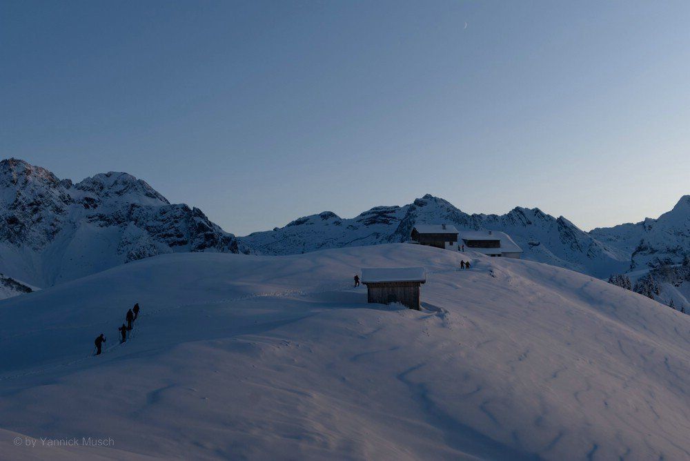Aufstieg zur Biberacher Hütte, November 2019 Die Wandergruppe beim Aufsteig durch den Tiefschnee...
