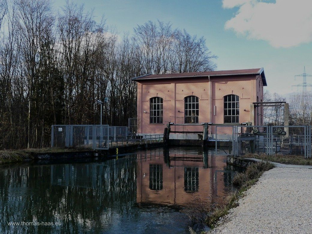 Das Wasserkraftwerk am Illerkanal in Vöhringen, Februar 2024 - Spiegelung im Wasser...