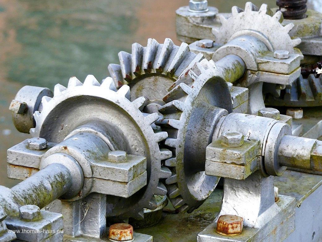 Zahnradgetriebe am Wasserkraftwerk Illerkanal, 2024 Getriebe, Zahnräder am Siebrechen und Fallenstock, altes Wasserkraftwerk, Illerkanal, Februar 2024