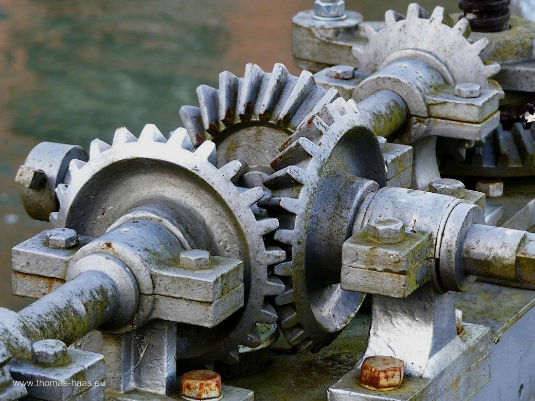 Zahnräder zur Steuerung des Siebrechens und des Fallenstocks am Wasserkraftwerk Vöhringen, Illerkanal, Februar 2024 Zahnräder, Getriebe für Rechen und Fallenstock, Wasserkraftwerk am Illerkanal, Vöhringen, 2023