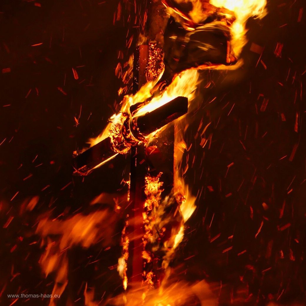 Funkenfeuer Bellenberg 2024 Funkenfeuer Bellenberg, Bild aus dem Jahr 2024, ein loderndes Holzkreuz!