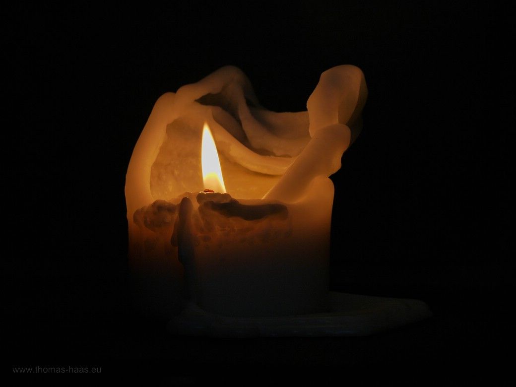 Brennende Kerze vor schwarzem Hintergrund, 2024 Die Kerze für die Demokratie...
Eine brennende Kerze, 2024