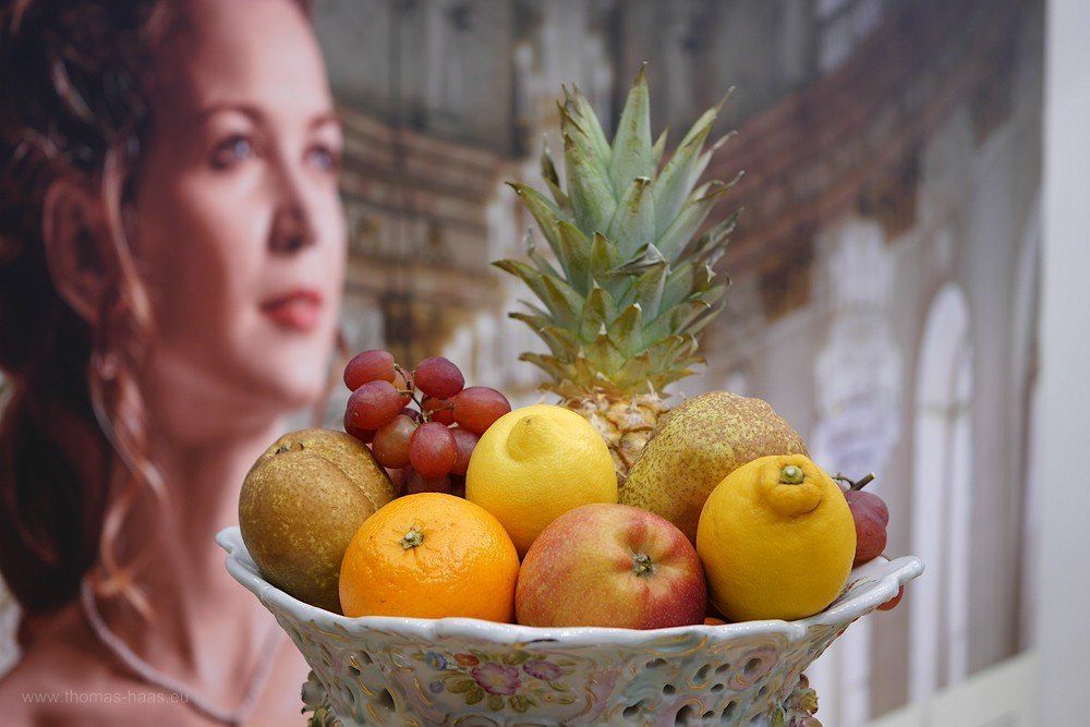 Früchte und Werbeplakat, 2020 Früchtedeko vor Werbeplakat, CMT 2020