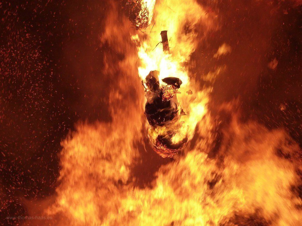 Funkenfeuer Bellenberg 2020 Der lodernde Torso der für den Winter stehenden Hexe...