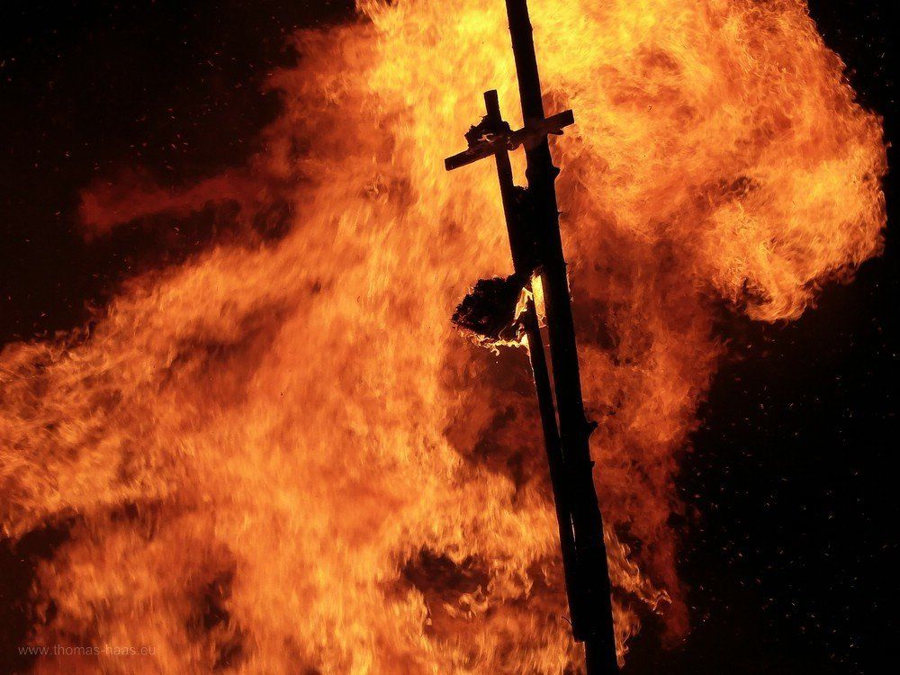 Funkenfeuer Bellenberg, 2020 Das Kreuz in der Flamme...