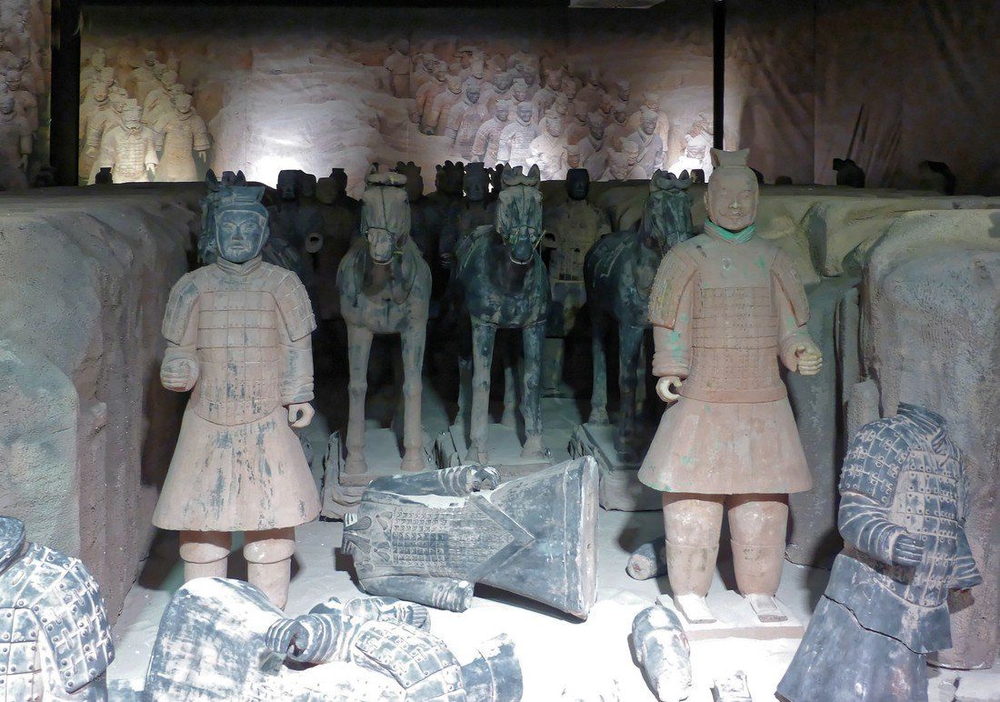 Grube mit Soldaten, Pferden und Bruchstücken - Terrakotta-Armee, Ulm, 2020 Nachbildung des Originalzustandes nach der Plünderung