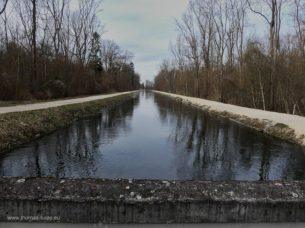 Schnurgerade - der Wieland-Kanal von der Bellenberger Brücke aus Richtung Norden, März 2024 Schnurgerade - der Wieland-Kanal von der Bellenberger Brücke aus Richtung Norden, März 2024
