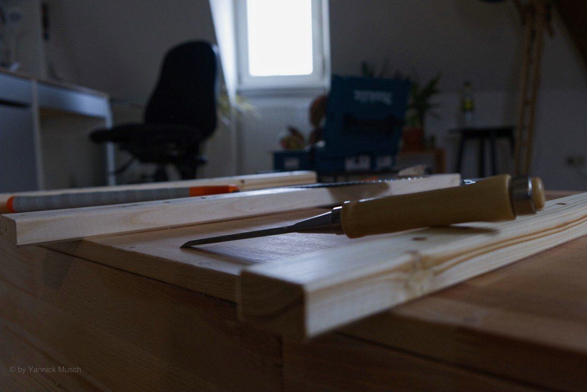 Stechbeitel und Material für das Regal Stechbeitel und Holzteile