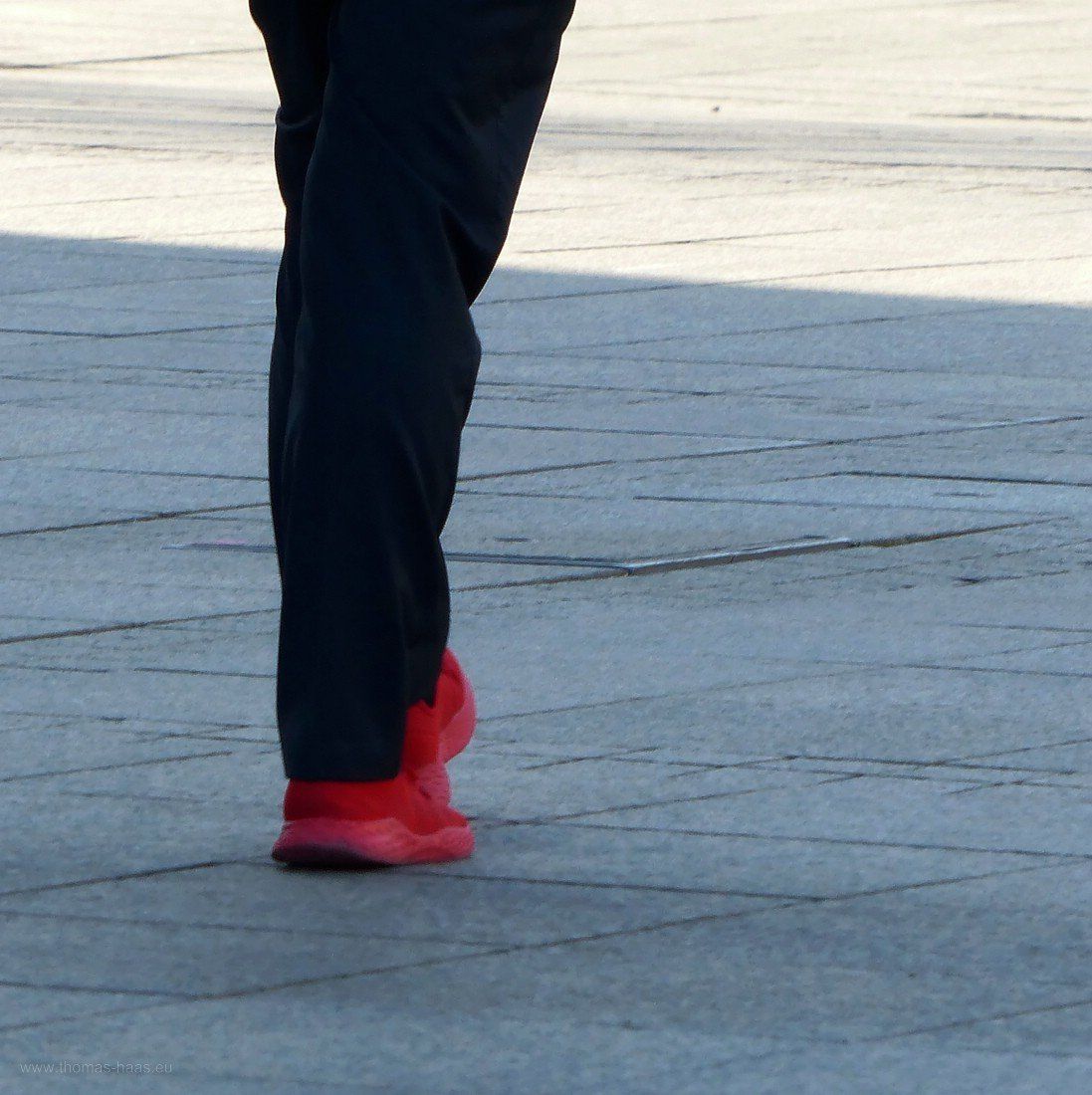 Passant mit roten Schuhen.
