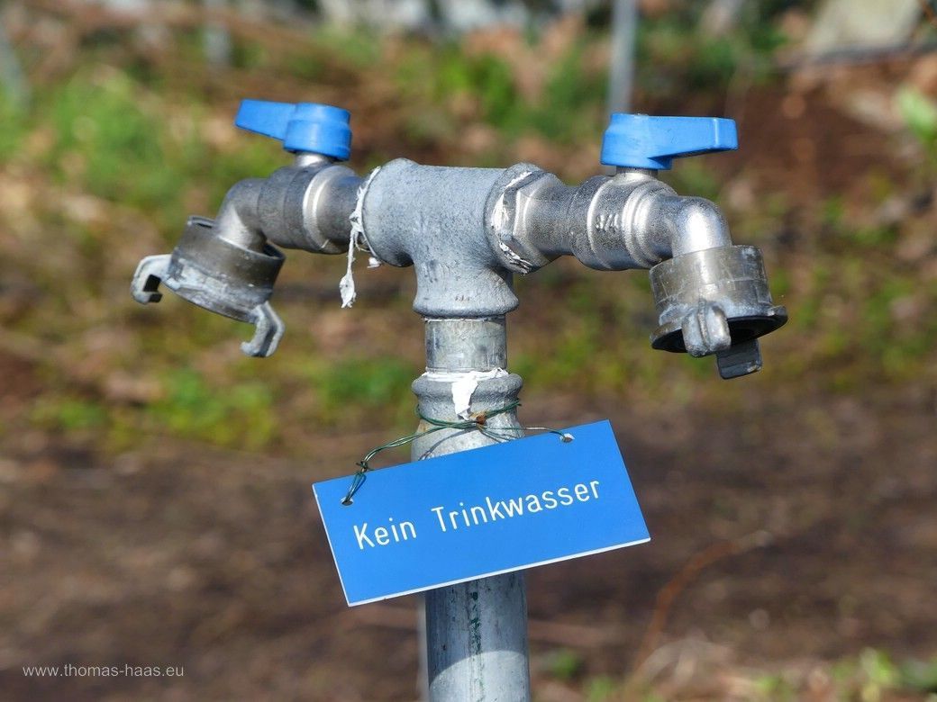 Wasseranschlüsse mit Schild „Kein Trinkwasser“, 2024 Kein Trinkwasser, ein größeres Problem, weltweit...