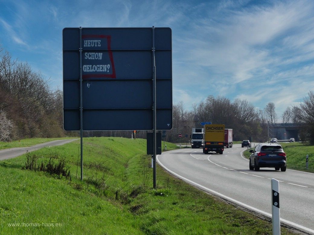 Heute schon gelogen? auf der Rückseite einer Verkehrstafel, 2024 Versteckt auf der Hinweistafel: Heute schon gelogen?“