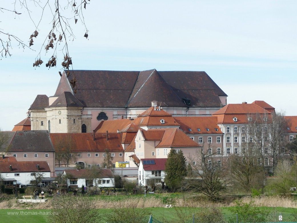 Kloster Wiblingen aus der Ferne, 2024 Kloster Wiblingen aus der Ferne, dominierend ist die turmlose Basilika St. Martin, 2024
