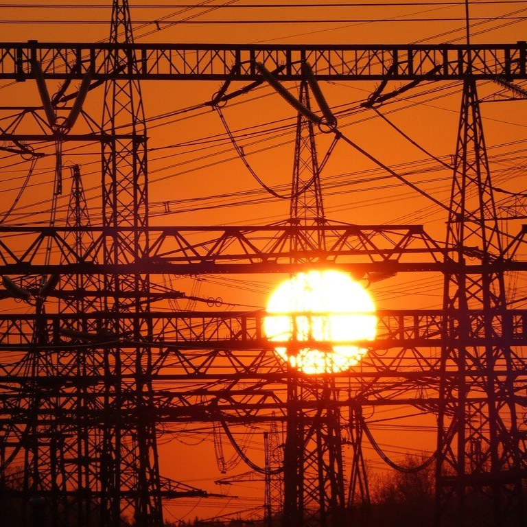 Sonnenuntergang hinter Umspannwerk, 2020 Jede Menge Energie...