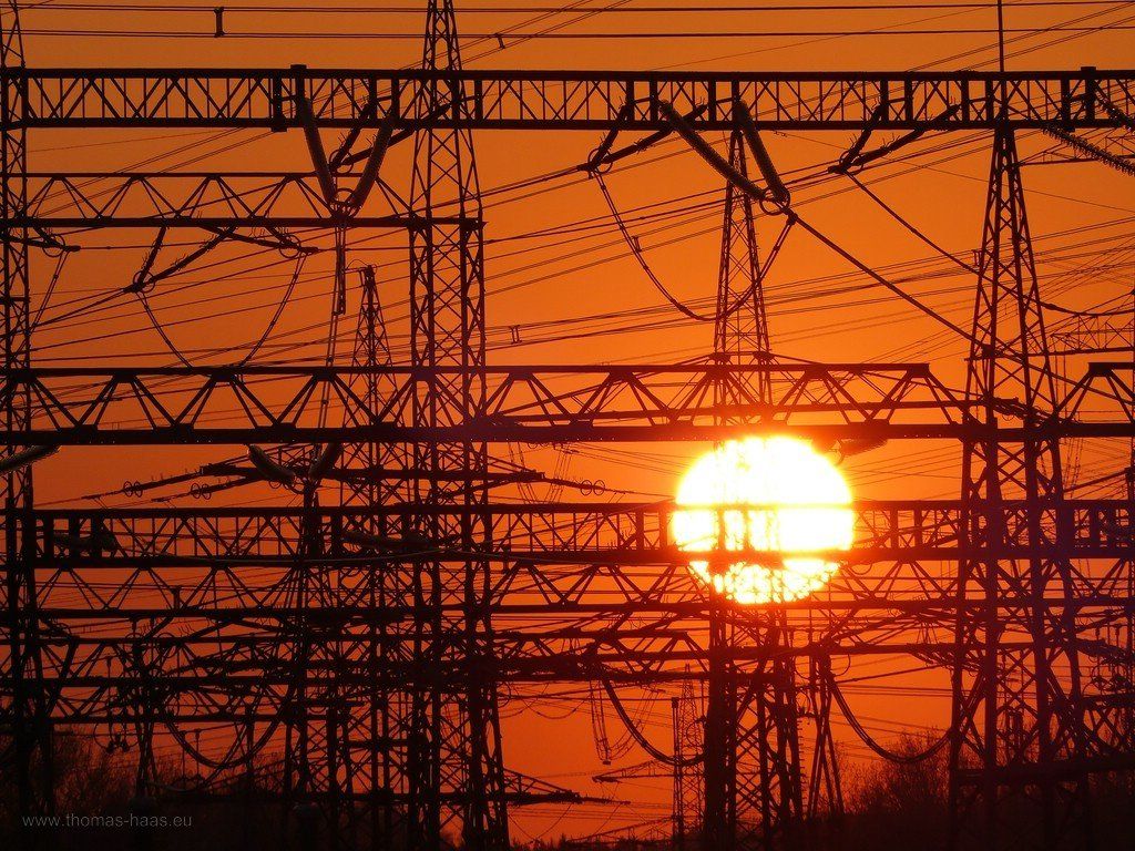 Strommasten und Sonnenuntergang... Sonnenuntergang im April 2020 hinter dem Vöhringer Umspannwerk...