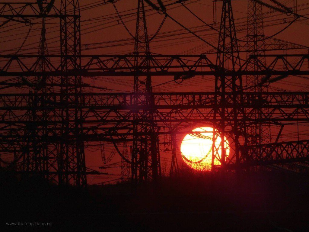 Sonnen untergang hinter dem Vöhringer Umspannwerk... Die Sonne geht hinter dem Umspannwerk unter, März 2020
