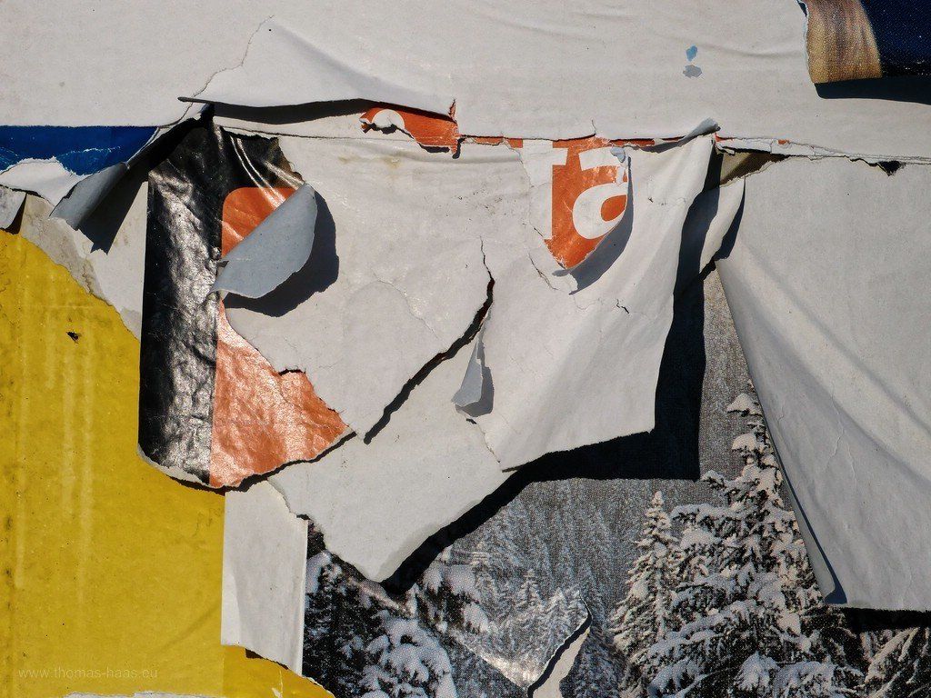 Papierschichten an einer Litfaßsäule, 2020 Grafik in 3D? Zerstörte Plakate an Litfaßsäule!