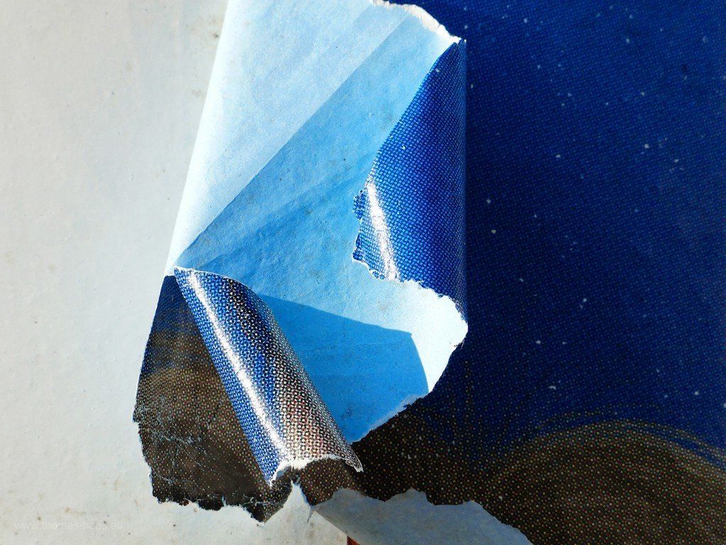 Litfaßsäule in Bellenberg, Abendsonne auf Affichenpapier, 2020 Grobraster auf Affichenpapier - Litfaßsäule in Bellenberg, 2020