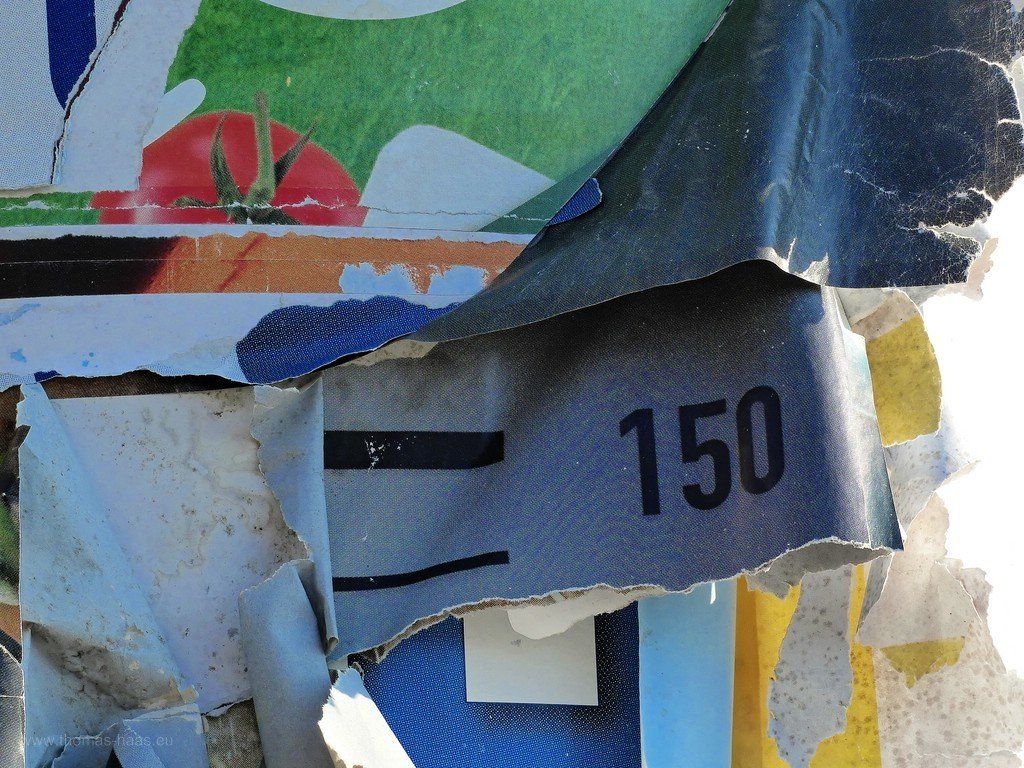 Affichenpapier, viele Lagen, Litfaßsäule, 2020 Papierschichten auf der Litfaßsäule...