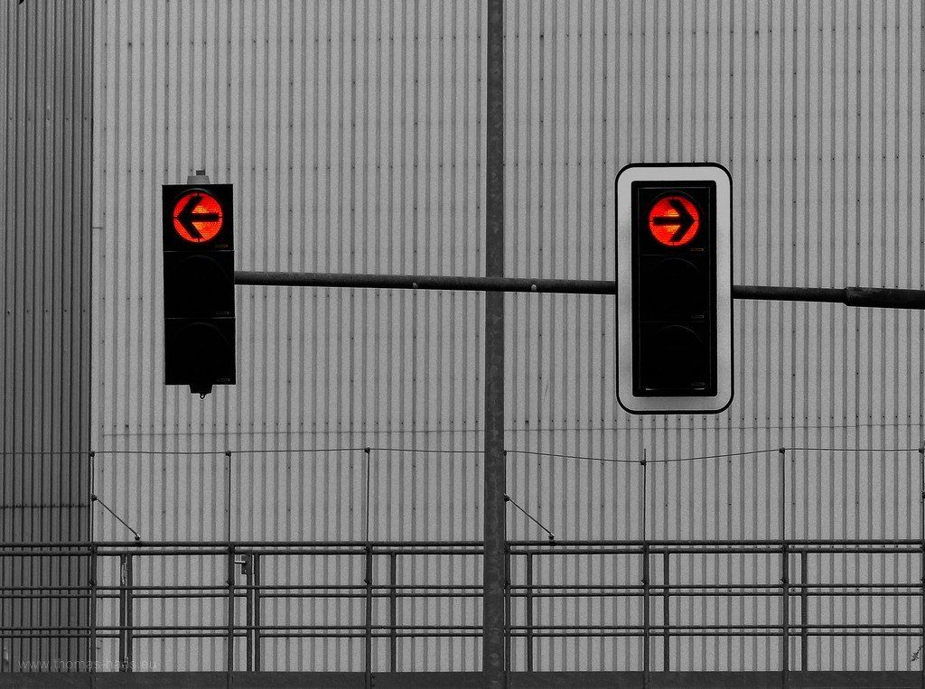 Ampelanlage und Industreibetrieb,Vöhringen, 2020 Ampelanlage in Vöhringen vor den Wieland-Werken, die den Hauptsitz in Ulm haben...