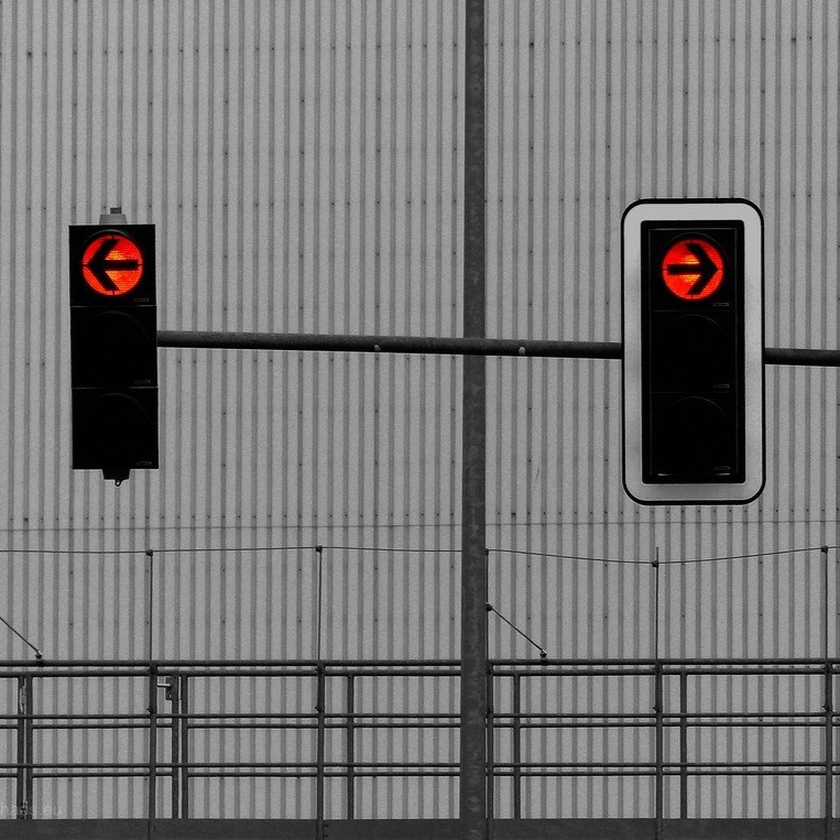 Wieland-Werke Vöhringen, Ampelanlage, 2020 Rote Ampel vor Farbrikhalle...