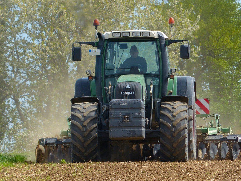 Fendt-Traktor auf dem Feld, 2020 Fendt-Traktor im Einsatz, 2020