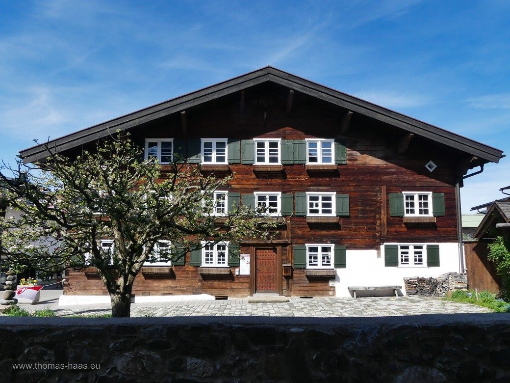 Heimatmuseum Oberstdorf, Fassade im Sonnenlicht, April 2024