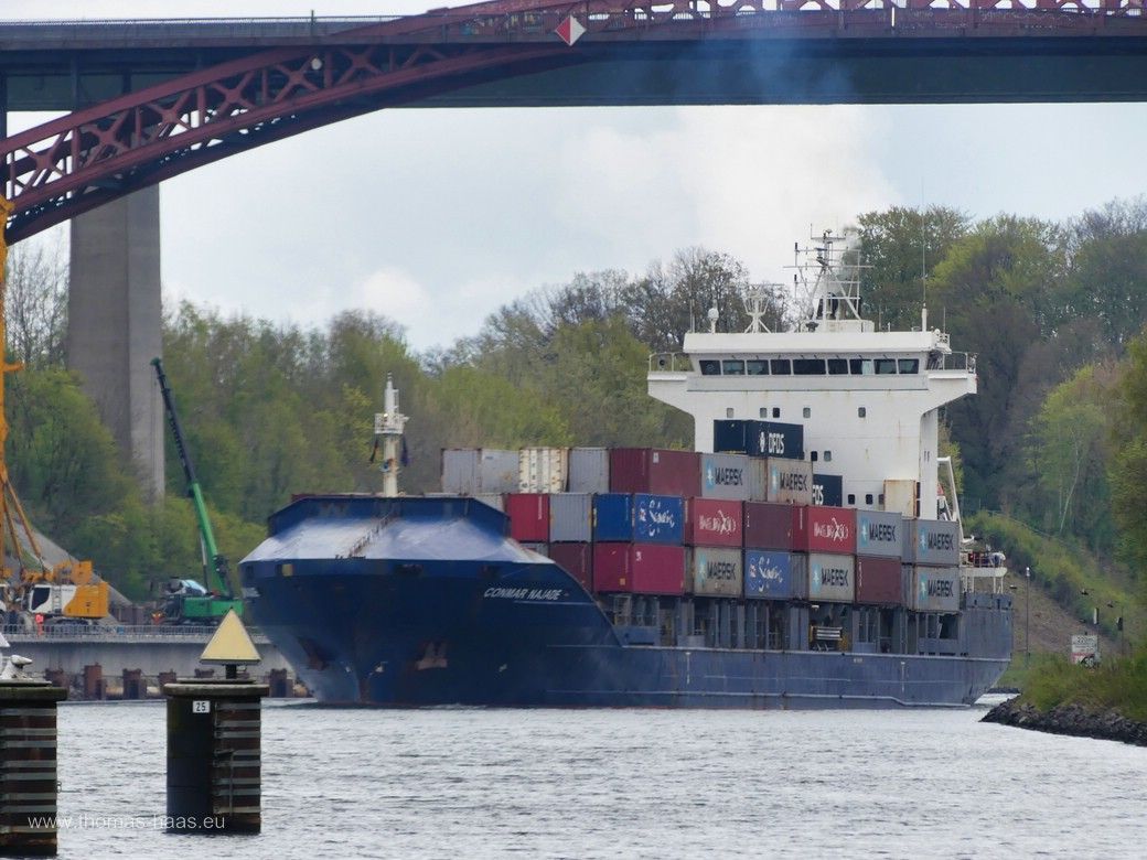 Ein Containerschiff aus der Schleuse Kiel-Holtenau... Ein Containerschiff aus der Schleuse Kiel-Holtenau...
