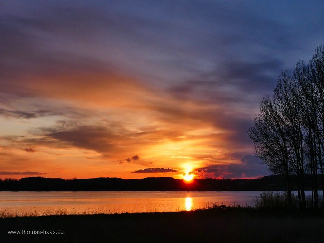 Sonnenuntergang über der Schlei nahe Kappeln, Ende April 2024 Ein leuchtender Sonnenuntergang über der Schlei Ende April 2024